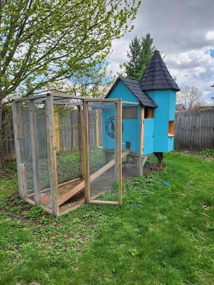 Chicken Coop and Run - 134 W Lincoln St