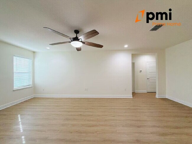 Building Photo - "Spacious Elegance Awaits: 5-Bedroom Home with 3.5 Baths in Winter Garden"
