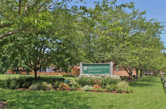 Building Photo - Amazing 3 Bedroom Townhome with Fenced Bac...
