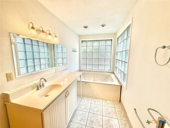 Building Photo - 103 Crestview Dr
