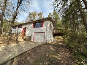 Building Photo - Canyonville 3 Bedroom, 2.5 Bathroom Home