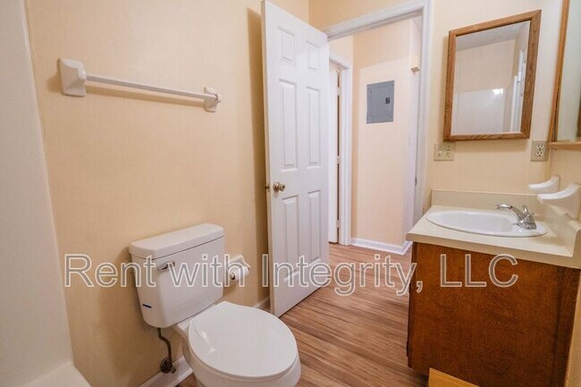 Building Photo - 1500 Twin Lakes Cir