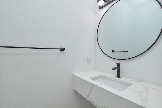 Building Photo - 7103 Bennett Ave