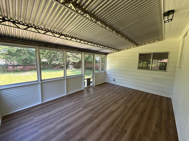 Building Photo - 622 Cardinal Dr