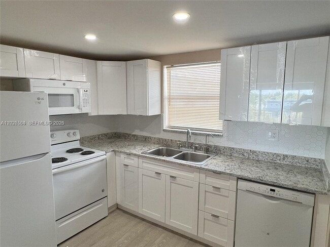 Building Photo - 9351 Fontainebleau Blvd