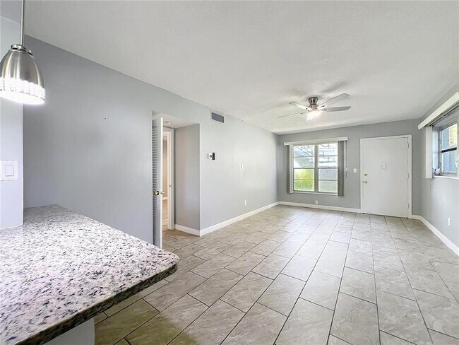 Building Photo - 825 N Primrose Dr