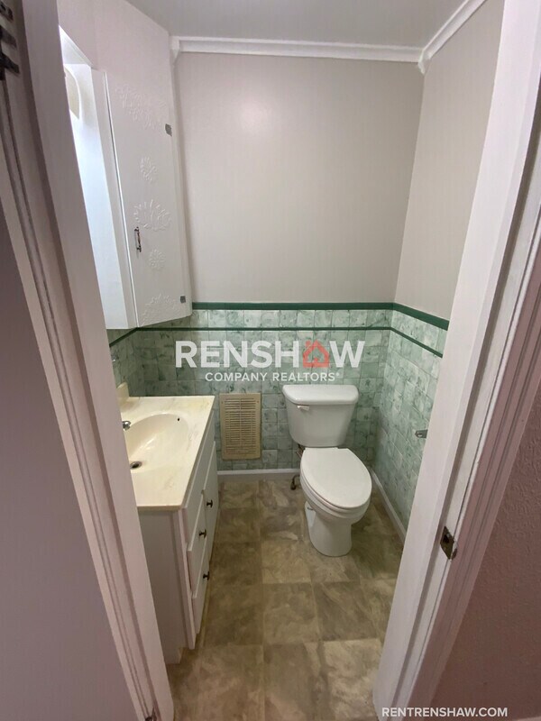 Building Photo - 212 N Poplar St