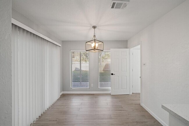 Building Photo - 11422 Lakeside Pl Dr