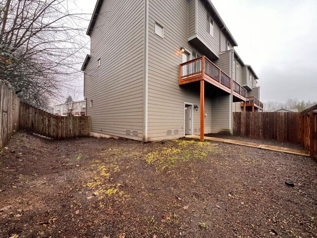 Building Photo - Woodland Townhome Just Minutes from i5