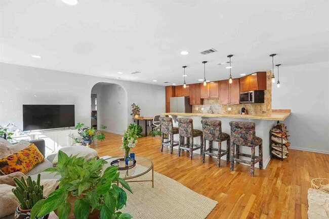 Building Photo - 2011 Meadowridge Dr