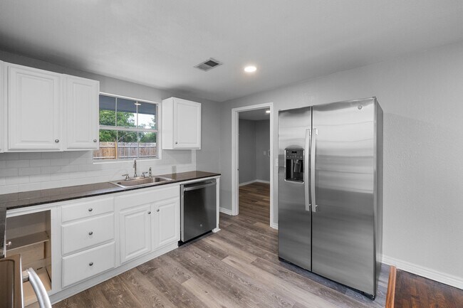 Building Photo - 206 S Cleveland St