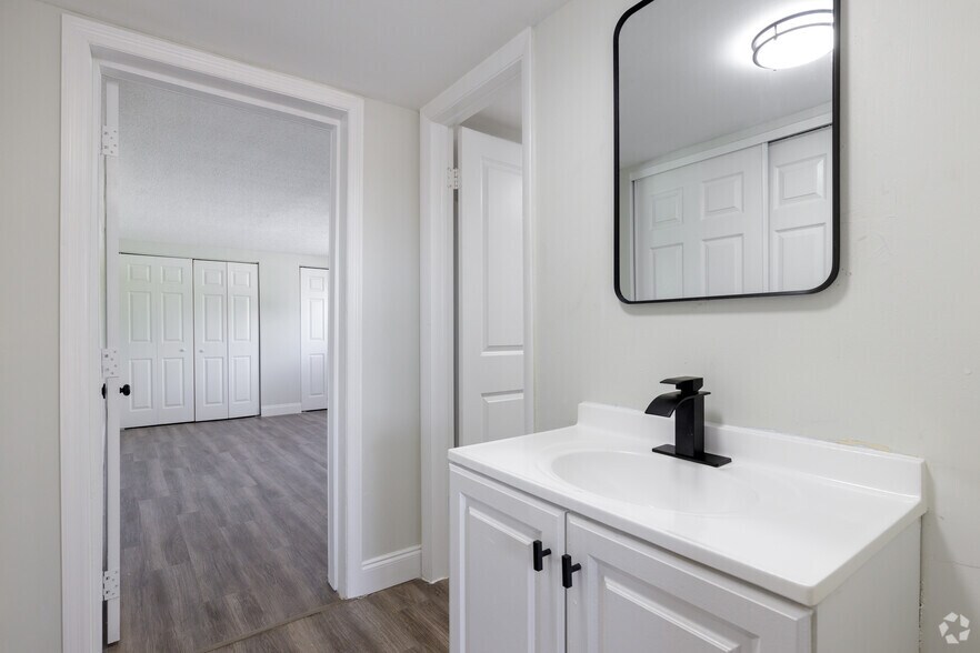 1BR, 1BA - 575SF - Bathroom - Addison Cove