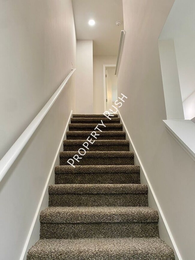 Building Photo - 144 Signal Hills Dr
