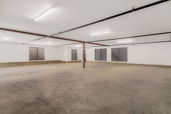 Building Photo - 272 E Eagle St