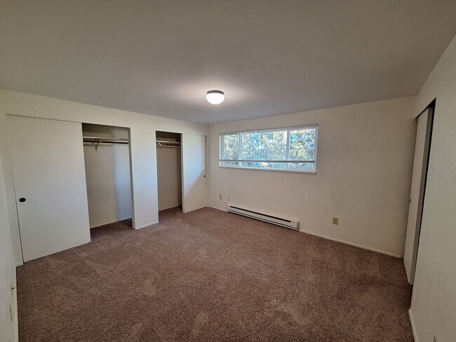 Building Photo - Two Bedroom Townhouse Style Unit