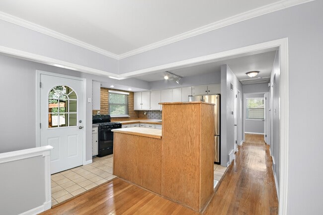 Building Photo - 721 Montego Dr