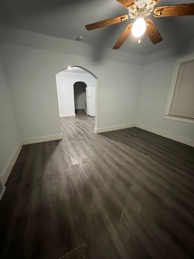 Building Photo - Welcome to this charming 3-bedroom, 1-bath...