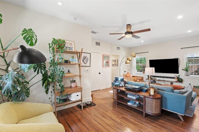 Building Photo - 2205 S L Davis Ave