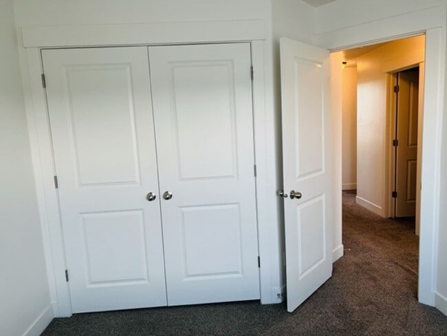 Building Photo - Beautiful 2018 townhome with 2 car garage and tall ceilings.