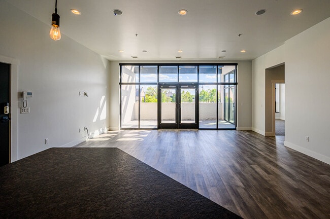 Building Photo - 423 W College Ave