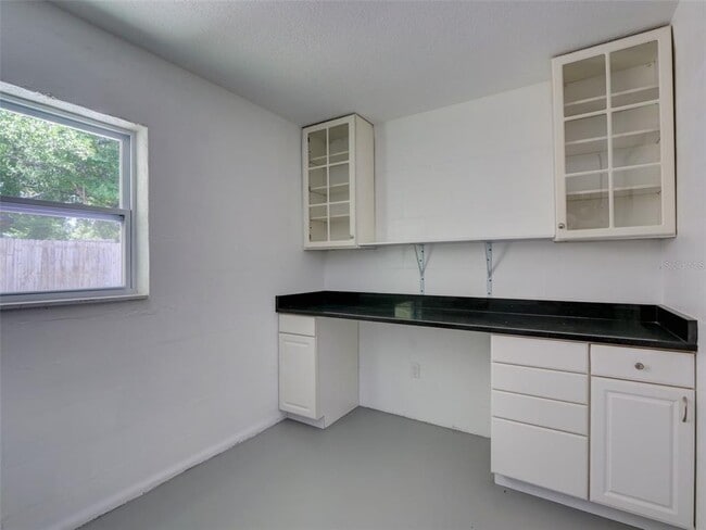 Building Photo - 305 Sunset Dr