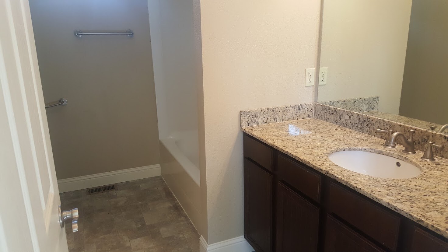 Building Photo - 560 SW State St