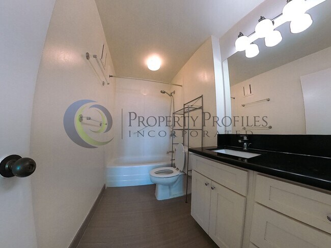 Building Photo - 1 Bedroom, 1 Bath condo unit at The Elms