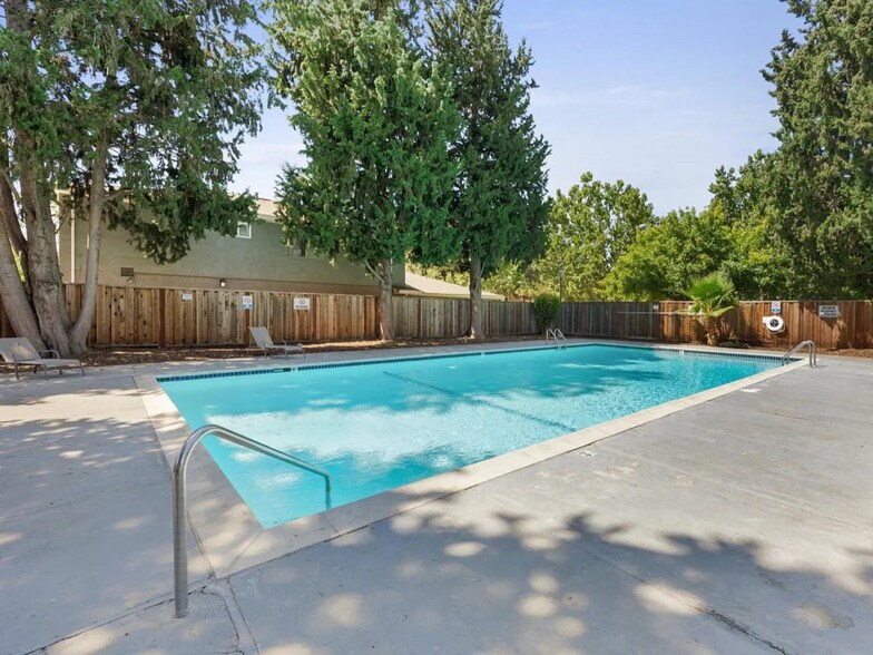 Building Photo - 5515 Spinnaker Dr