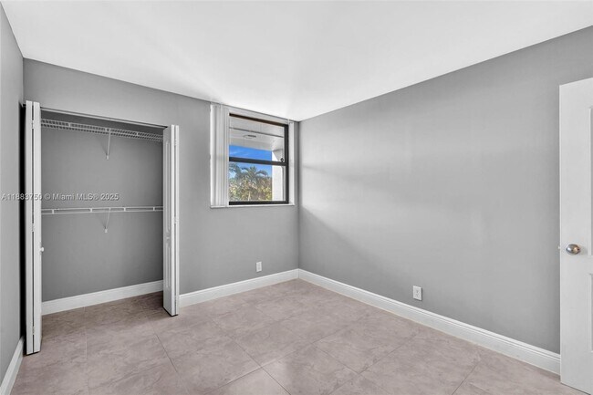 Building Photo - 118 Lake Emerald Dr