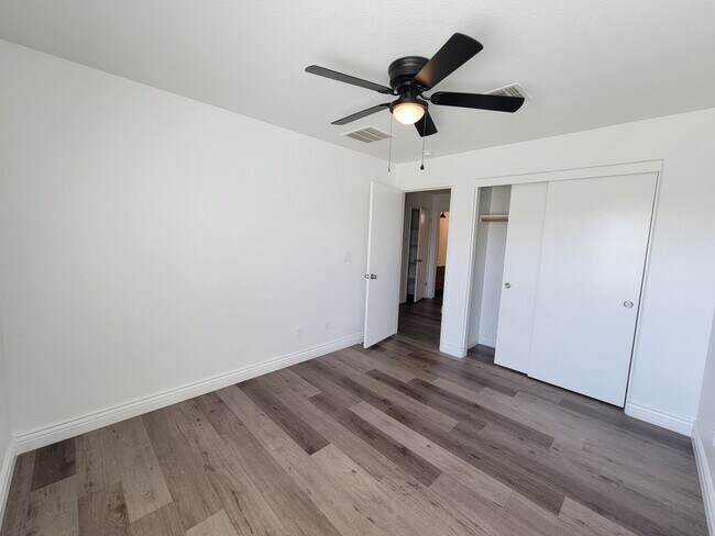 Building Photo - 4 Bedroom 2 Bathroom Home Close to Shopping and Restaurants!!