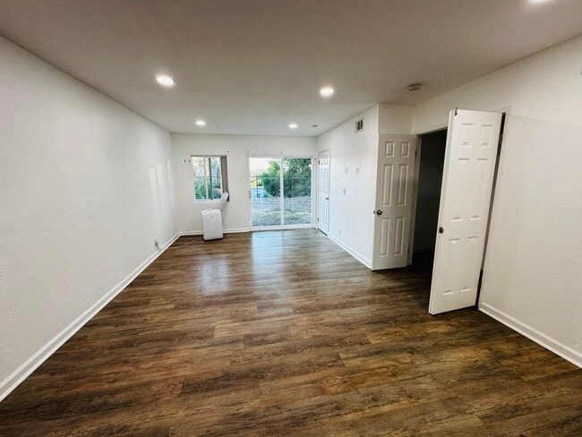 Building Photo - 641 Adobe Cir