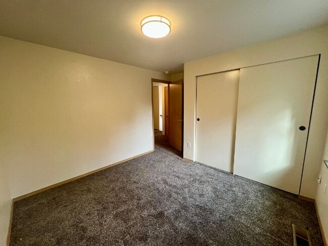 Building Photo - Pet Friendly 3 BD Townhome