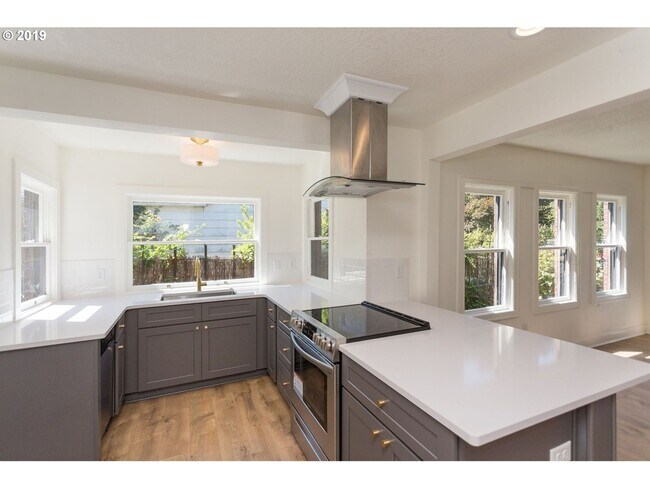 Building Photo - Gorgeous 2 bedroom 2 bath in SE Portland