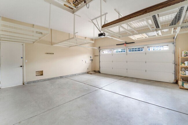 Building Photo - Beautiful & Spacious Single Level Eastlake...