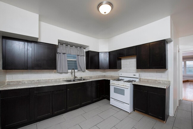 Building Photo - 727 W 117th St