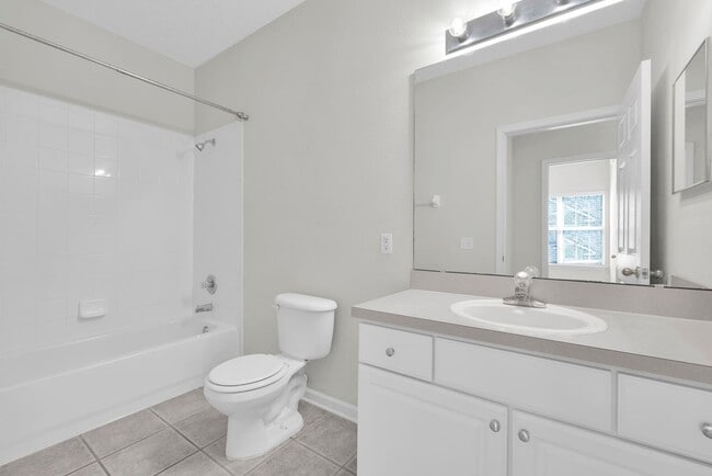 Building Photo - Bright and Spacious Townhome in Gate Community