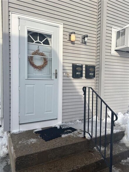 Building Photo - 1595 Main St