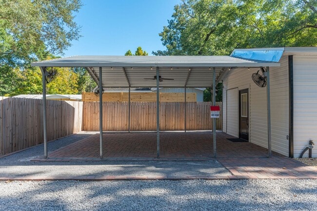 Building Photo - Peaceful Retreat! Just minutes from Niceville!