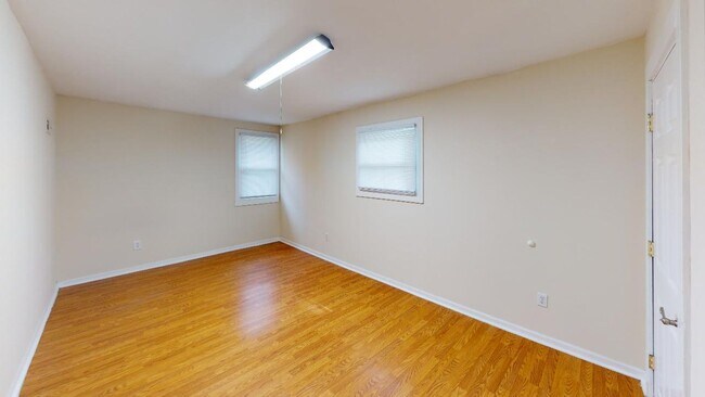Building Photo - 3 BEDROOMS, 1 FULL BATHROOM + 3 FREE OFF-S...