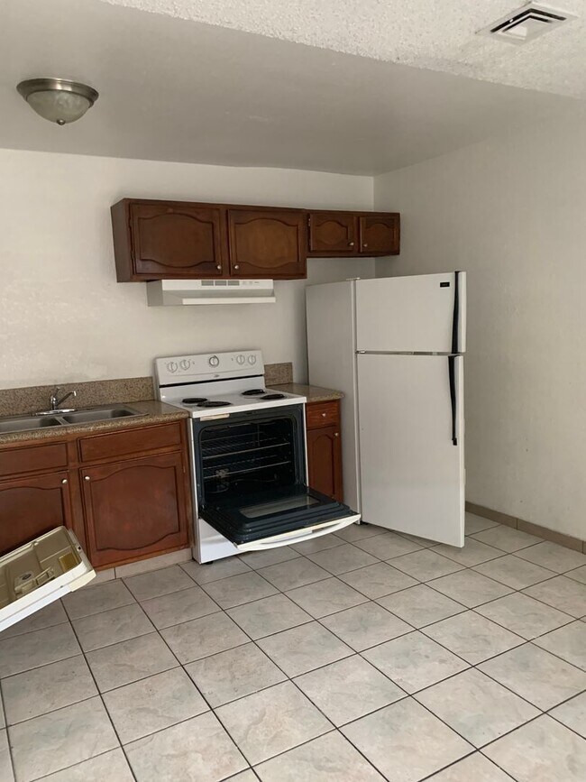 Building Photo - MUST SEE ONE BEDROOM TOWNHOME!