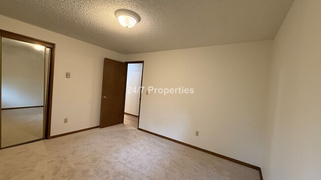 Building Photo - Cute 3 BD | 1.5 BA Home in Lake Oswego - Lake Access!