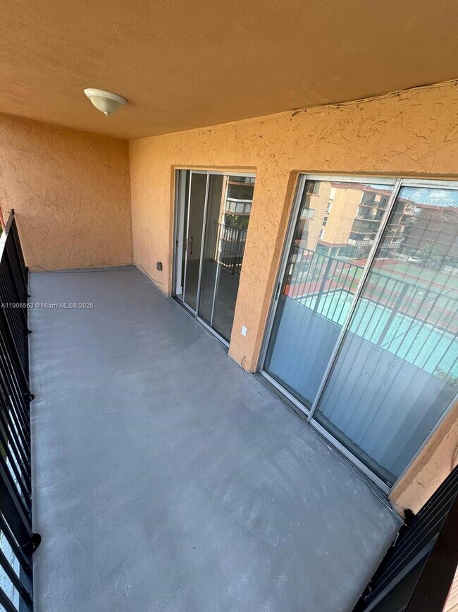 Building Photo - 1910 W 56th St