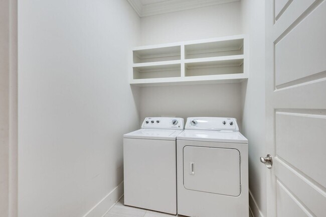 Building Photo - Stunning 4BE/3.5BA home in the heart of Green Hills!