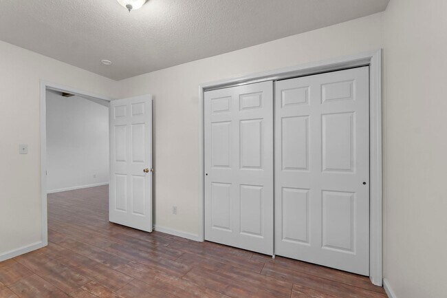 Building Photo - 215 Marigold Ln