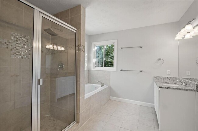 Building Photo - 675 Clearwater Pl