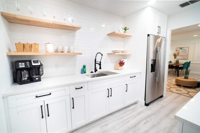 Building Photo - Homey Cozy Newly Renovated Stylish & chic