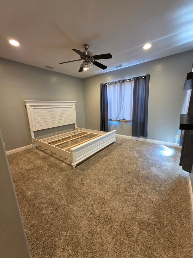 Building Photo - 3209 Silver Fox Dr