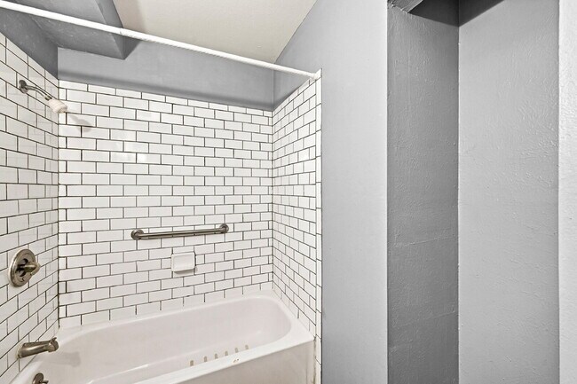Building Photo - $1,340.95 - 1 Bed, 1 Bath Condo in Denver with In Unit Laundry!
