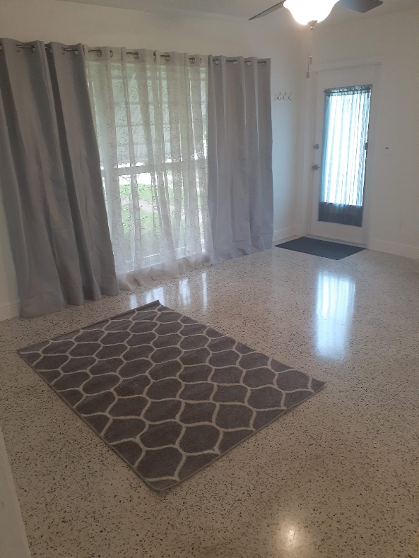 Building Photo - 117 SE Solaz Ave