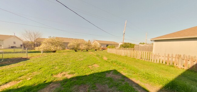 Building Photo - 3D Tour Available - Fenced in + Recently Updated + Washer & Dryer + Pet Friendly! Available May 1st!